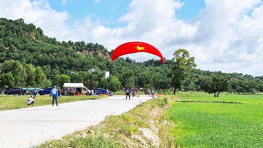 Trải nghiệm dù lượn dịp lễ Sene Dolta