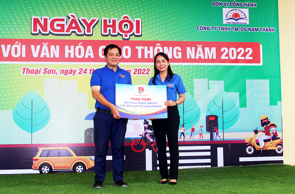 300 đoàn viên, thanh niên tham gia Ngày hội “Thanh niên với văn hóa giao thông” năm 2022