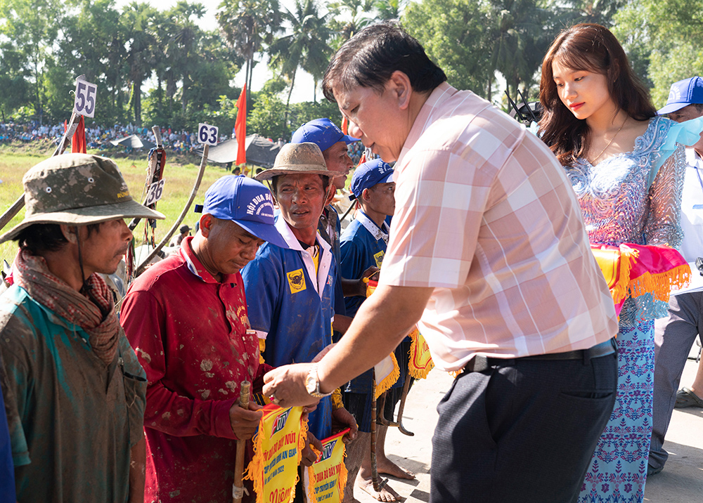 Sôi nổi Hội đua bò Bảy Núi tranh Cúp Truyền hình An Giang lần thứ 27 năm 2022