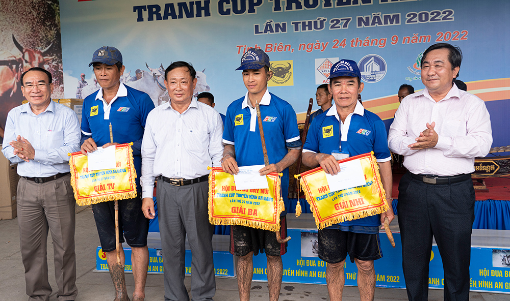 Sôi nổi Hội đua bò Bảy Núi tranh Cúp Truyền hình An Giang lần thứ 27 năm 2022
