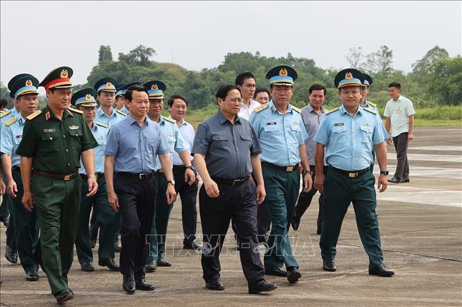 Thủ tướng Phạm Minh Chính thăm Trung đoàn không quân 921