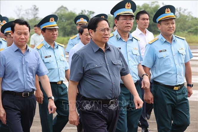 Thủ tướng Phạm Minh Chính thăm Trung đoàn không quân 921