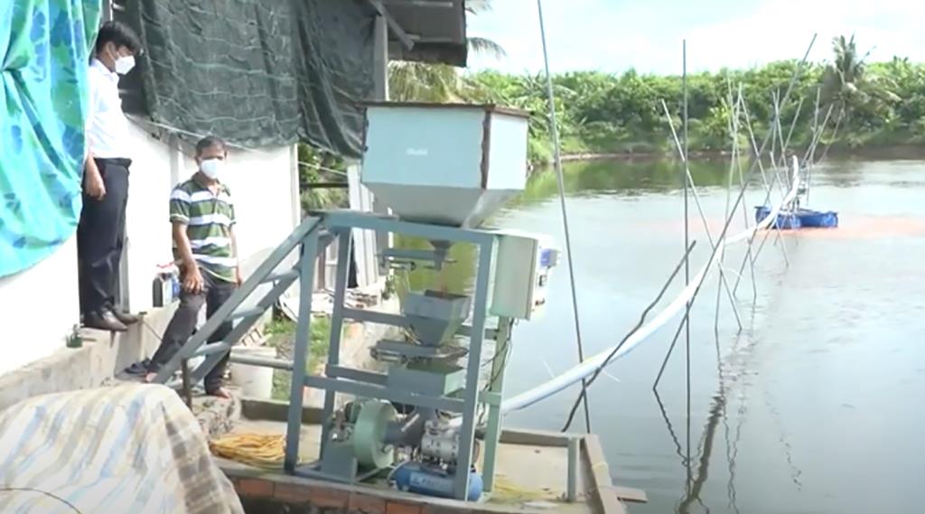 Máy cho cá ăn tự động sử dụng năng lượng mặt trời