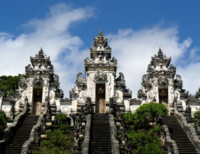 Xếp hàng 4 tiếng để được chụp hình "sống ảo" ở "cổng thiên đường" Bali