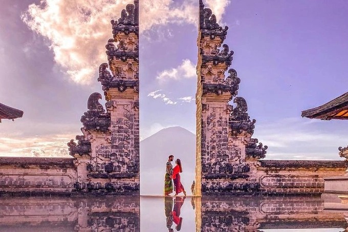 Xếp hàng 4 tiếng để được chụp hình "sống ảo" ở "cổng thiên đường" Bali