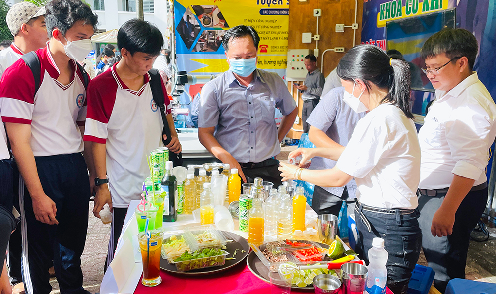 Tư vấn nghề nghiệp, việc làm và hỗ trợ khởi nghiệp trong các cơ sở giáo dục trên địa bàn tỉnh An Giang, giai đoạn 2022-2030