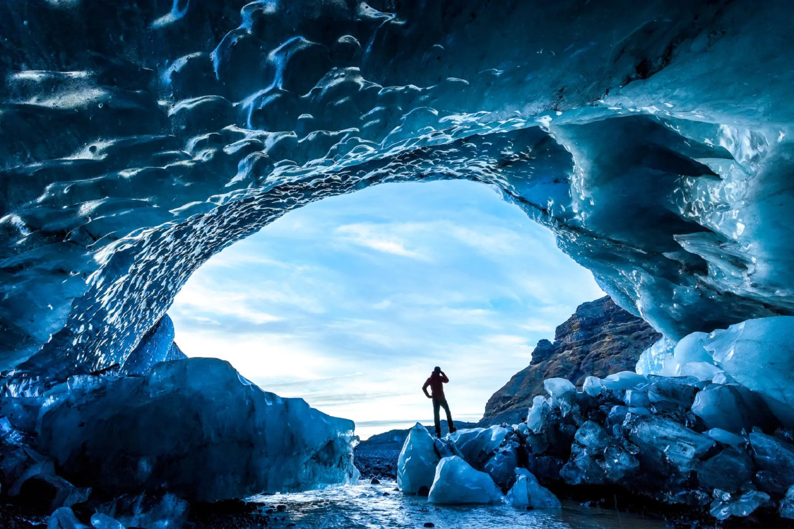 Đi xem dung nham núi lửa phun trào ngay trước mắt ở Iceland