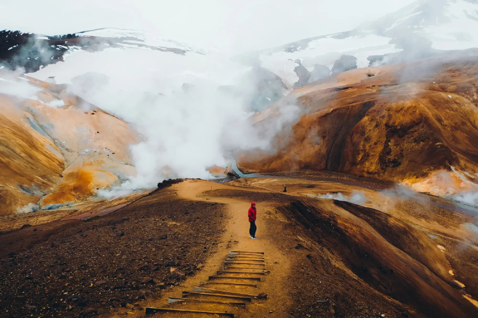Đi xem dung nham núi lửa phun trào ngay trước mắt ở Iceland