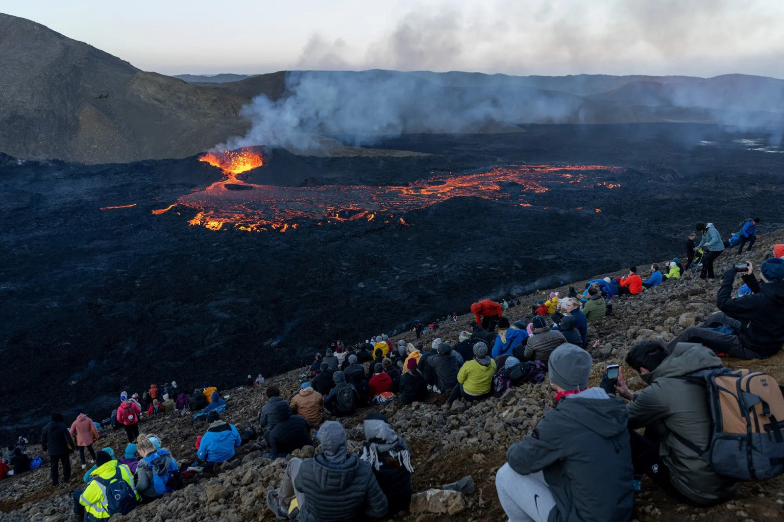 Đi xem dung nham núi lửa phun trào ngay trước mắt ở Iceland - Báo ...