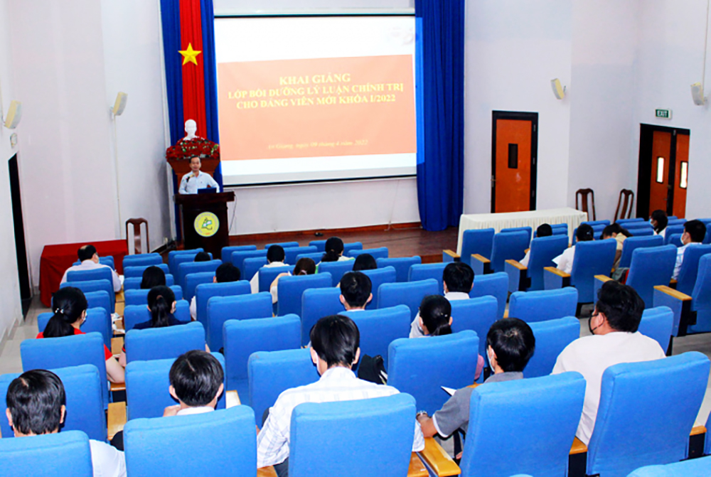 Phát triển đảng viên là sinh viên: Nguồn lực tốt nhưng cần thận trọng - Kỳ I: công tác phát triển đảng đối với sinh viên trong các trường đại học, cao đẳng
