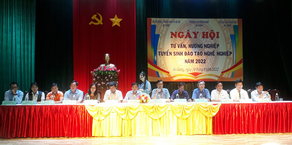 Phát triển đảng viên là sinh viên: Nguồn lực tốt nhưng cần thận trọng - Kỳ II: Khó khăn, thách thức, giải pháp trong quản lý đảng viên là sinh viên