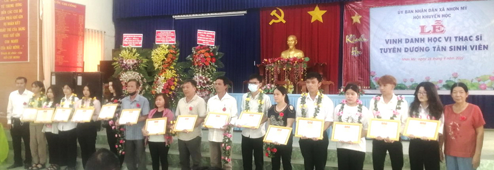 UBND xã Nhơn Mỹ vinh danh học vị thạc sĩ và tuyên dương tân sinh viên thi đỗ đại học, cao đẳng