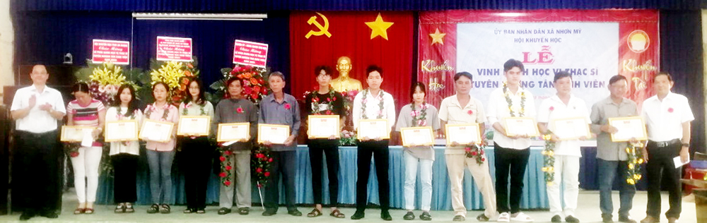 UBND xã Nhơn Mỹ vinh danh học vị thạc sĩ và tuyên dương tân sinh viên thi đỗ đại học, cao đẳng