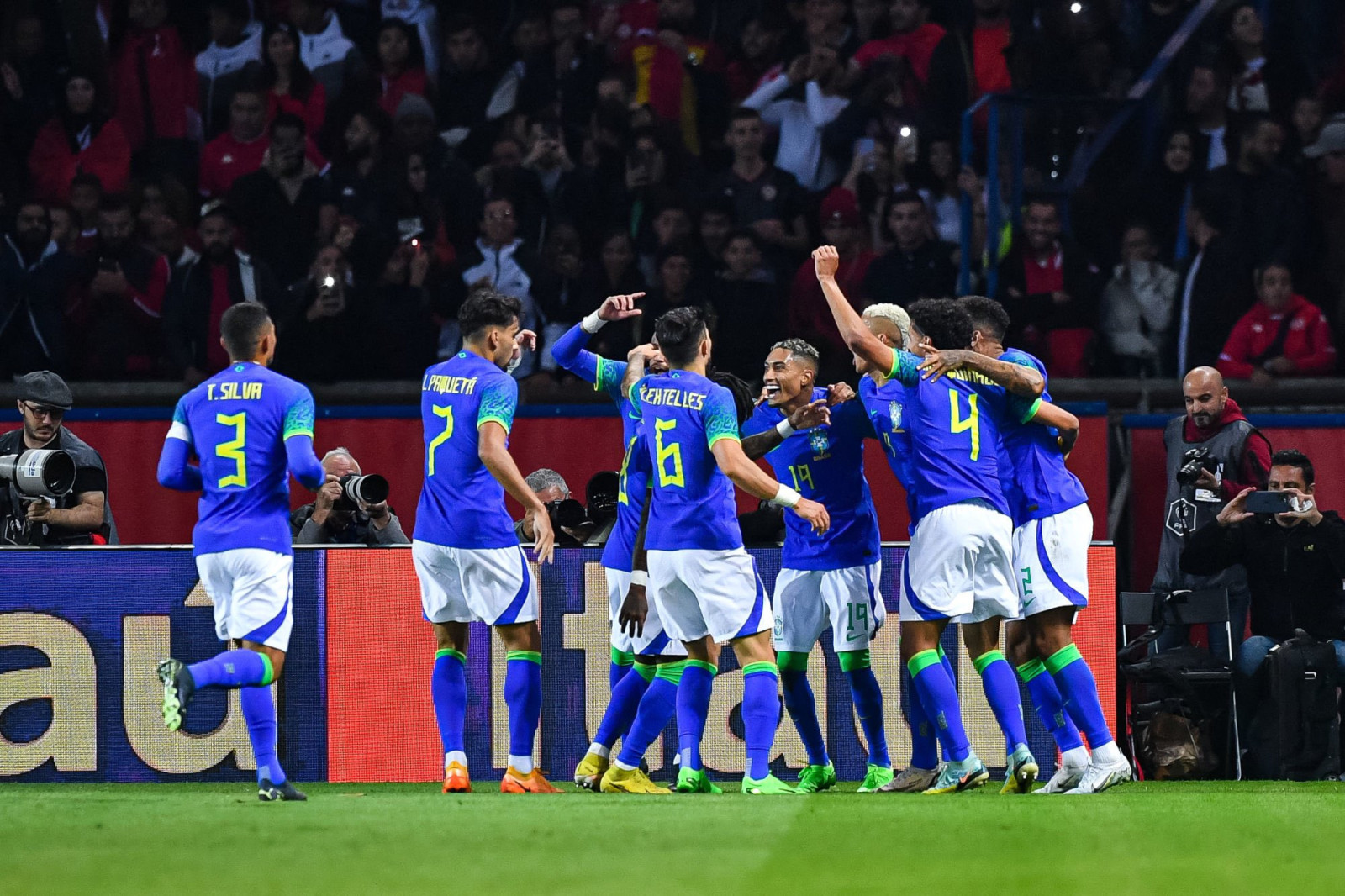 Neymar 'nhảy múa' cùng Raphinha, Brazil đại thắng