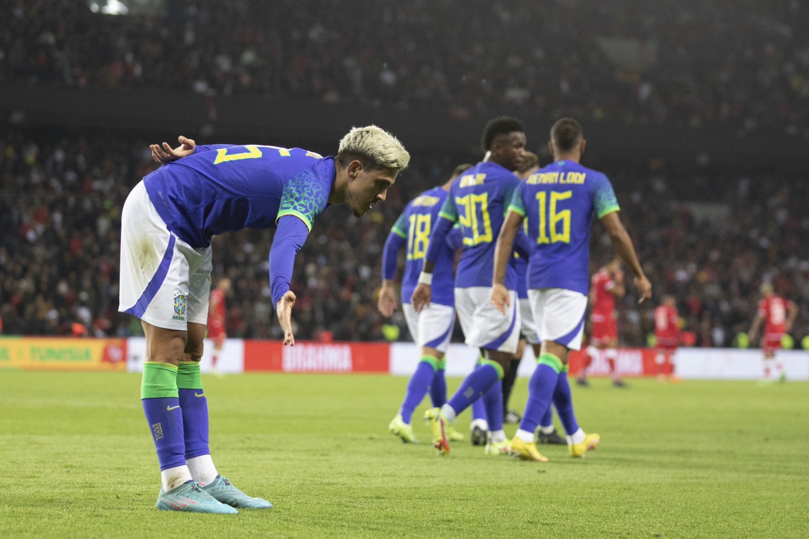 Neymar 'nhảy múa' cùng Raphinha, Brazil đại thắng