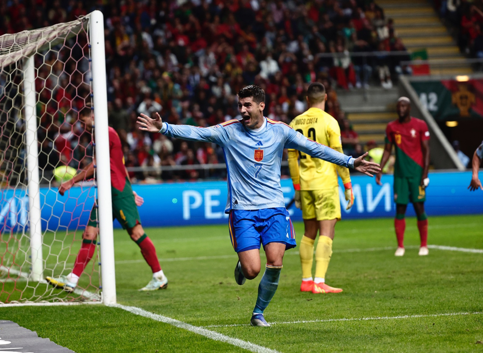 Morata làm lu mờ Ronaldo, Tây Ban Nha hạ gục Bồ Đào Nha