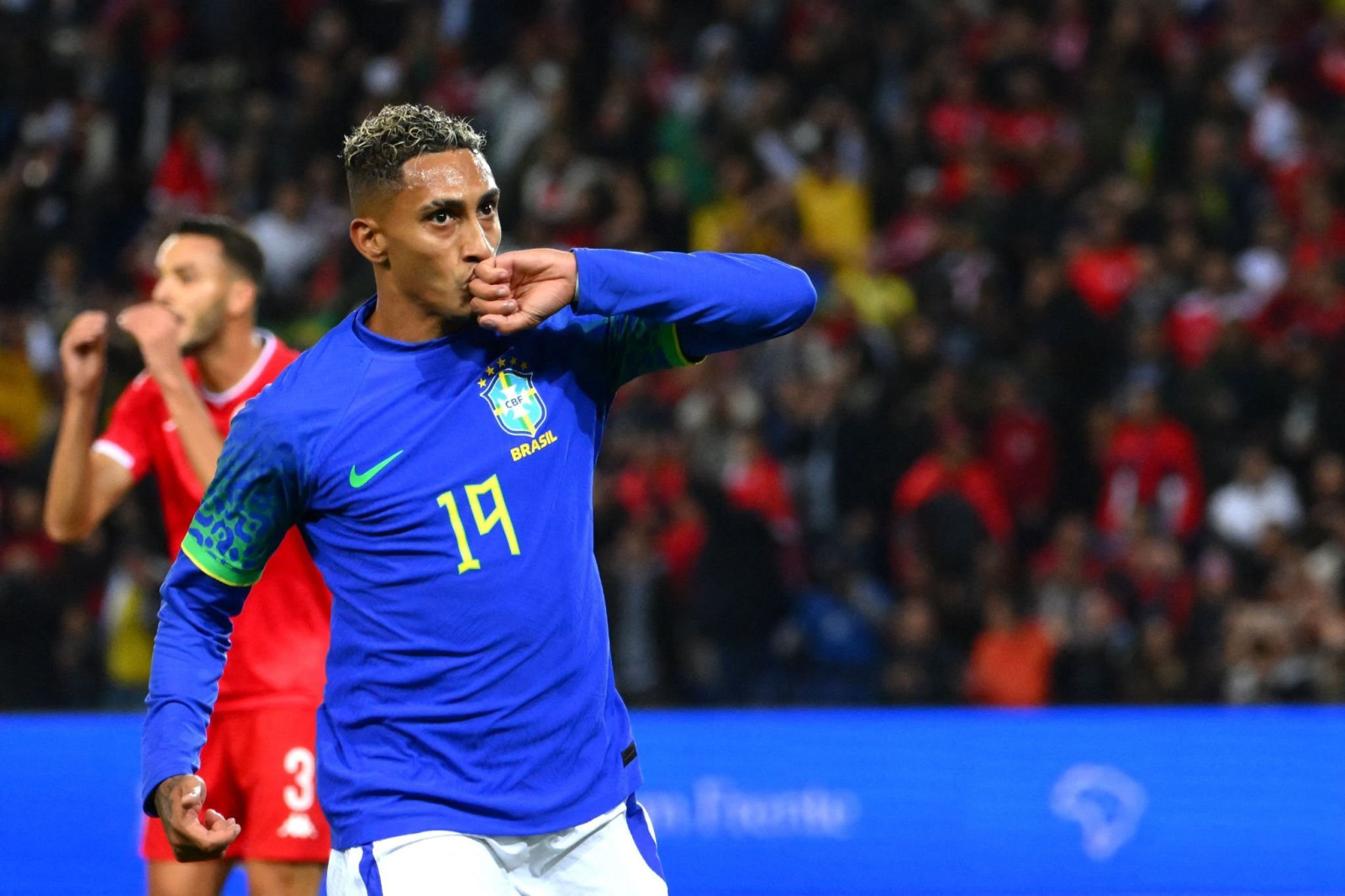 Neymar 'nhảy múa' cùng Raphinha, Brazil đại thắng