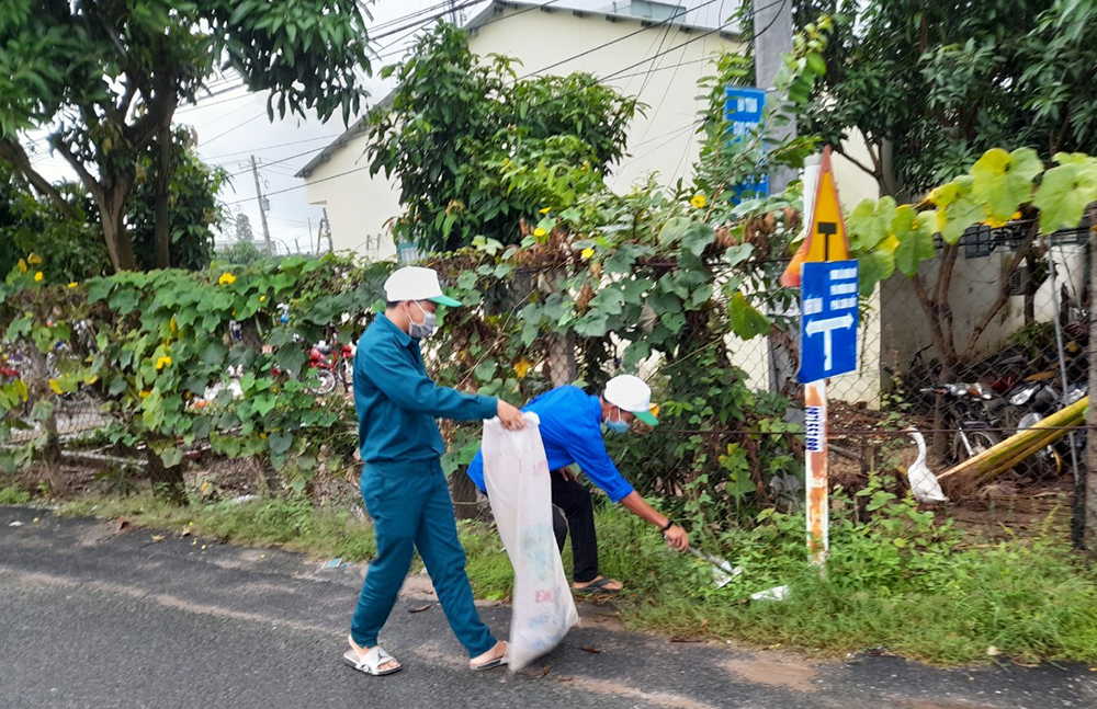 Huyện đoàn Chợ Mới ra quân thu gom rác thải, hưởng ứng chiến dịch làm cho thế giới sạch hơn năm 2022