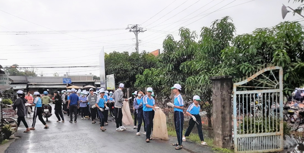 Huyện đoàn Chợ Mới ra quân thu gom rác thải, hưởng ứng chiến dịch làm cho thế giới sạch hơn năm 2022