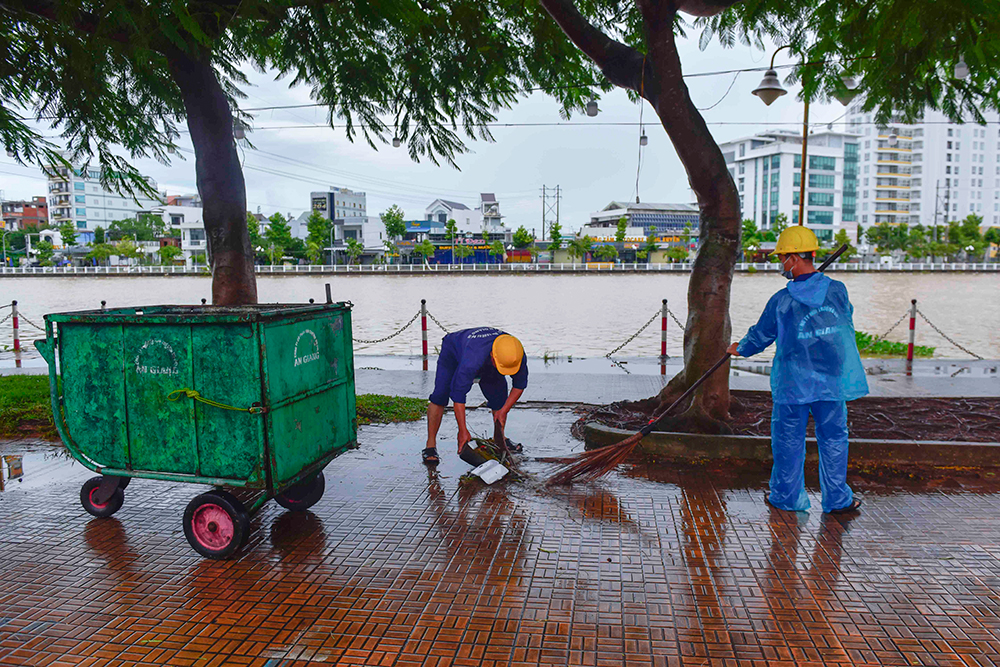 Khắc phục cây ngã đổ do ảnh hưởng cơn bão Noru
