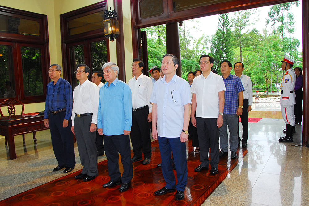 Chủ tịch Ủy ban Trung ương MTTQ Việt Nam Đỗ Văn Chiến viếng đền thờ Chủ tịch Tôn Đức Thắng