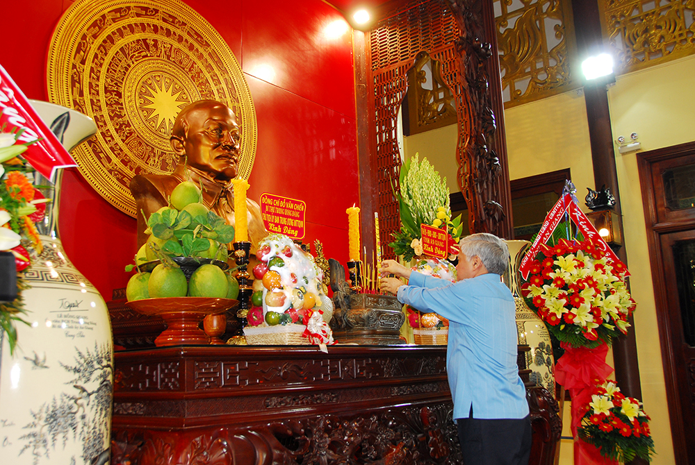 Chủ tịch Ủy ban Trung ương MTTQ Việt Nam Đỗ Văn Chiến viếng đền thờ Chủ tịch Tôn Đức Thắng