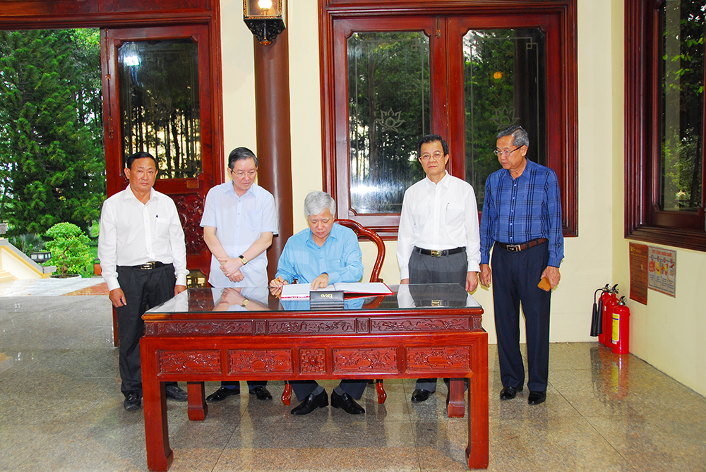 Chủ tịch Ủy ban Trung ương MTTQ Việt Nam Đỗ Văn Chiến viếng đền thờ Chủ tịch Tôn Đức Thắng