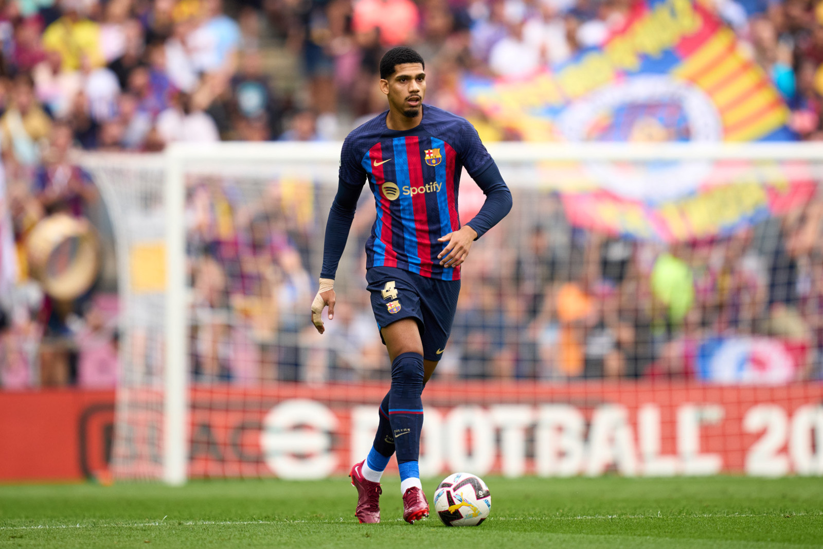 Barca: Xavi khốn khổ vì "virus FIFA"