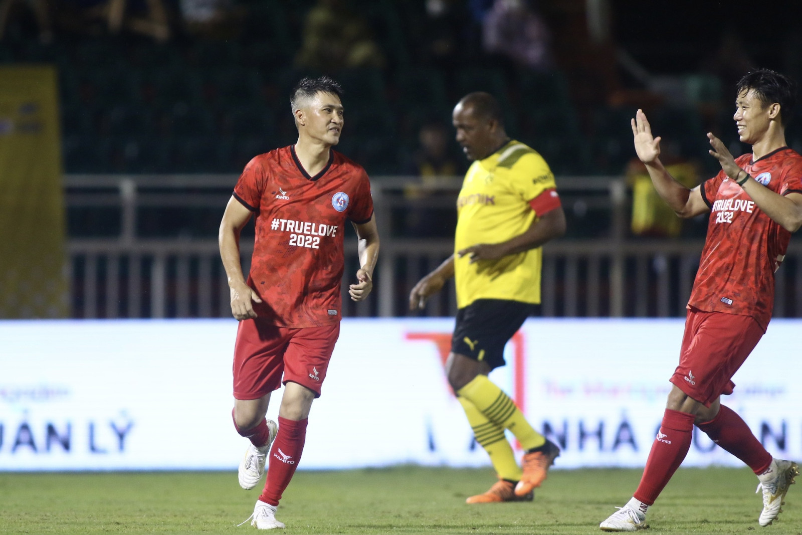 Dàn sao tuyển Việt Nam thất thủ trước các huyền thoại Borussia Dortmund