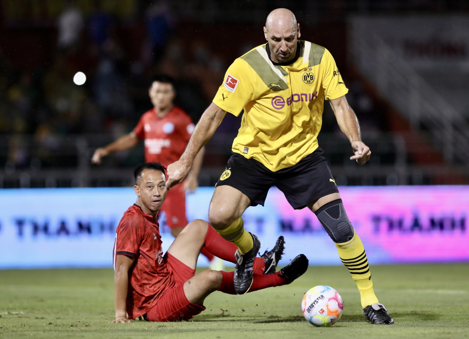 Dàn sao tuyển Việt Nam thất thủ trước các huyền thoại Borussia Dortmund
