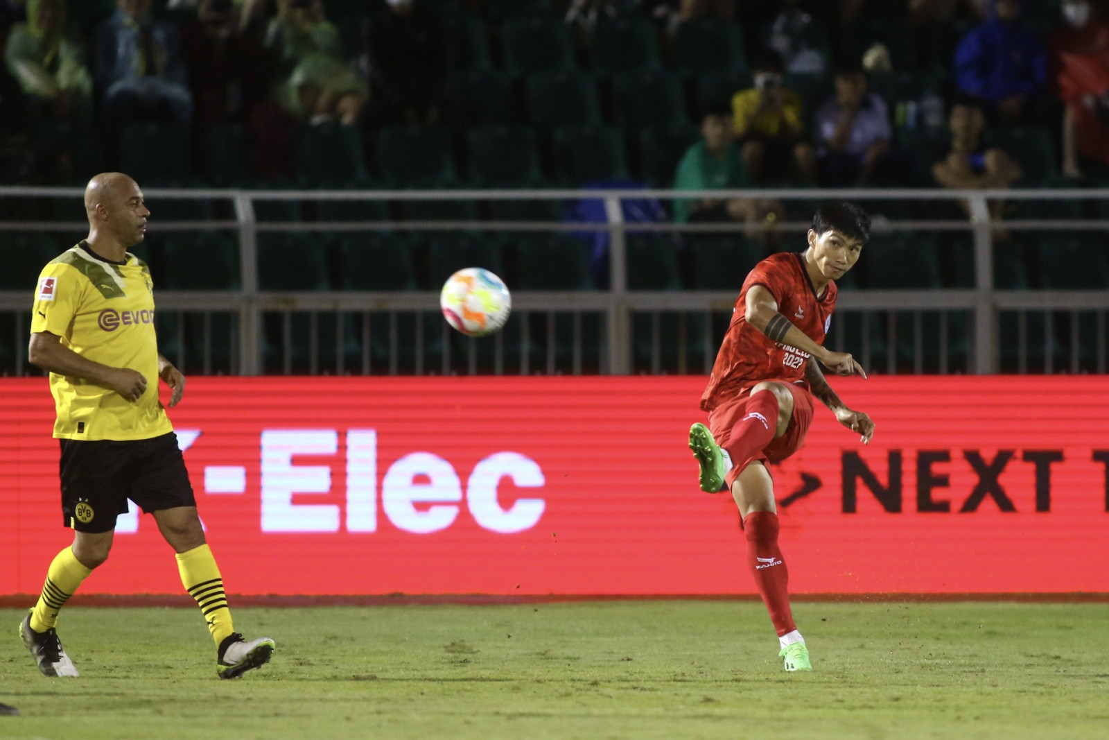 Dàn sao tuyển Việt Nam thất thủ trước các huyền thoại Borussia Dortmund