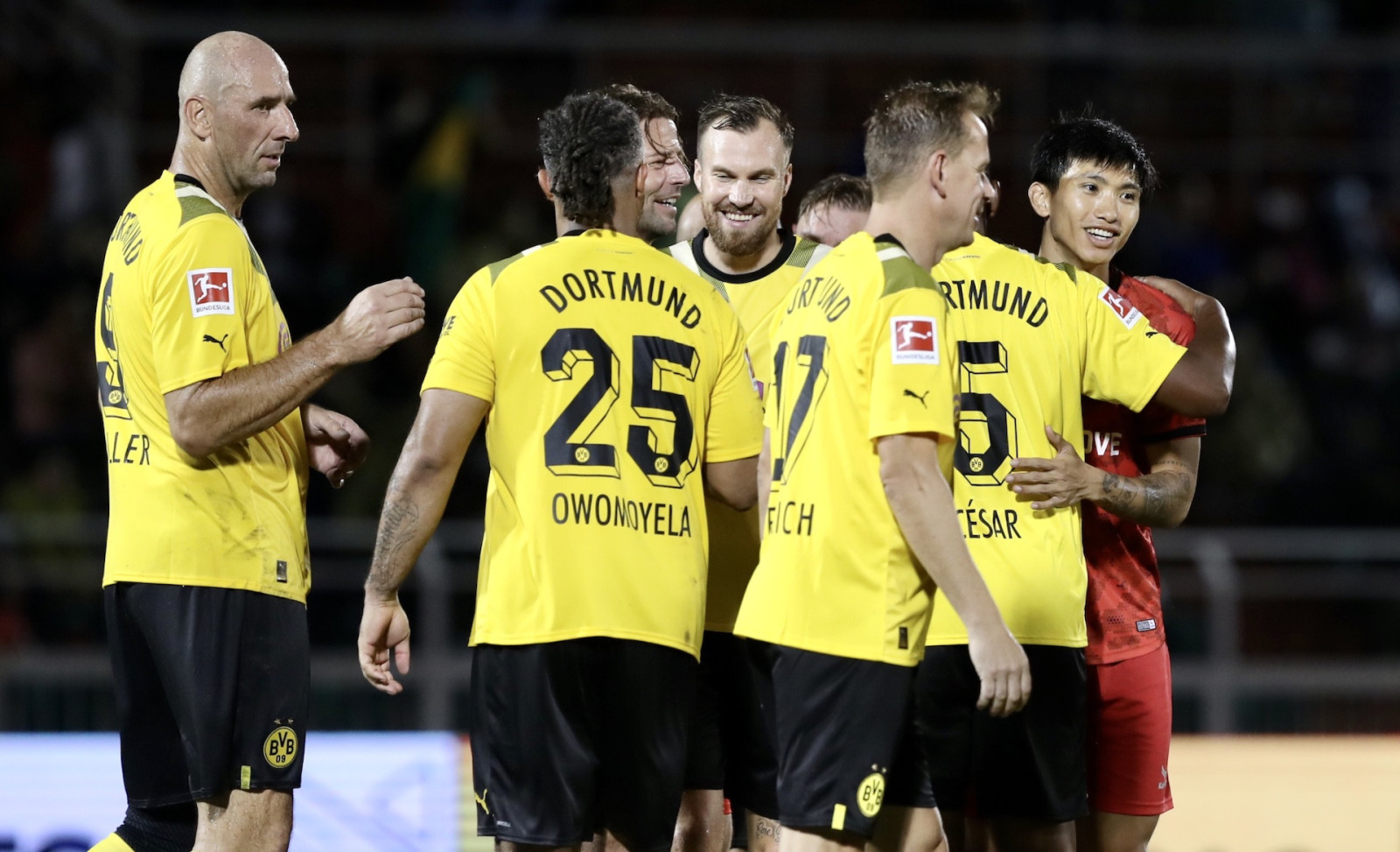 Dàn sao tuyển Việt Nam thất thủ trước các huyền thoại Borussia Dortmund