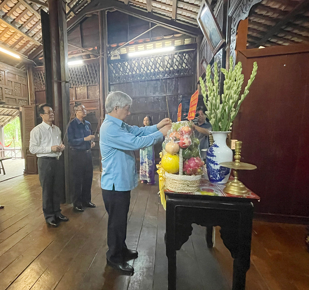 Chủ tịch Ủy ban Trung ương MTTQ Việt Nam Đỗ Văn Chiến viếng đền thờ Chủ tịch Tôn Đức Thắng