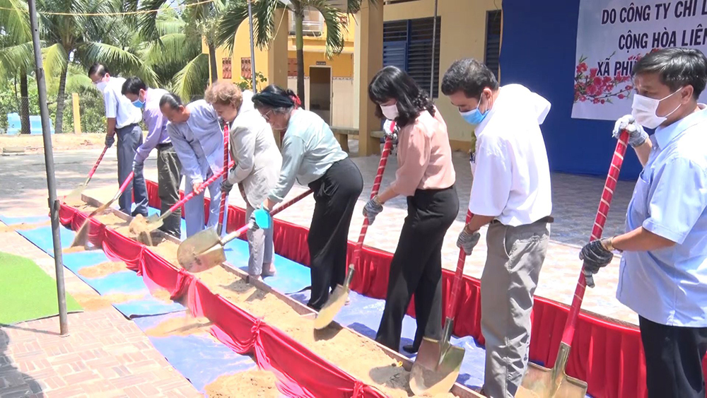 Phát huy vai trò nêu gương của đảng viên huyện Phú Tân trong học tập và làm theo tư tưởng, đạo đức, phong cách Hồ Chí Minh