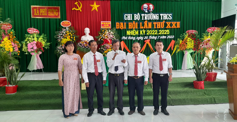 Phát huy vai trò nêu gương của đảng viên huyện Phú Tân trong học tập và làm theo tư tưởng, đạo đức, phong cách Hồ Chí Minh