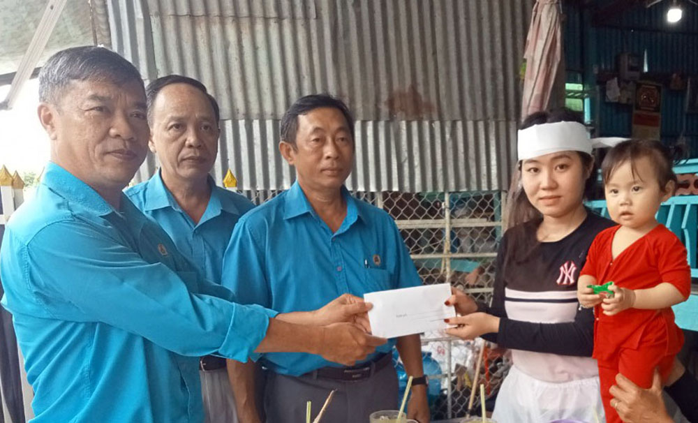 Liên đoàn Lao động tỉnh An Giang trao hỗ trợ 2 gia đình đoàn viên bị tai nạn giao thông qua đời