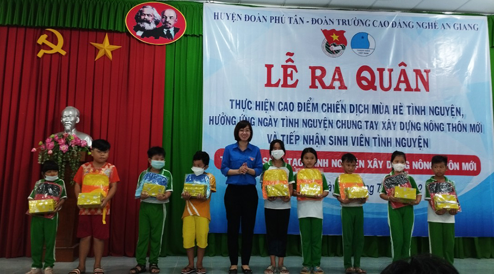 Phát huy vai trò nêu gương của đảng viên huyện Phú Tân trong học tập và làm theo tư tưởng, đạo đức, phong cách Hồ Chí Minh