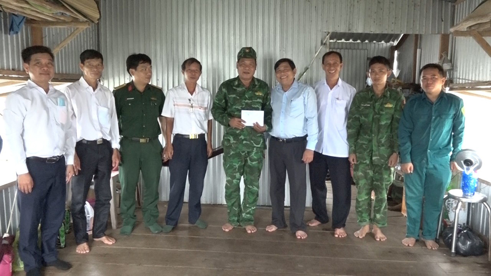 Bí thư Huyện ủy An Phú động viên cán bộ, chiến sĩ làm nhiệm vụ tại các chốt trên tuyến biên giới