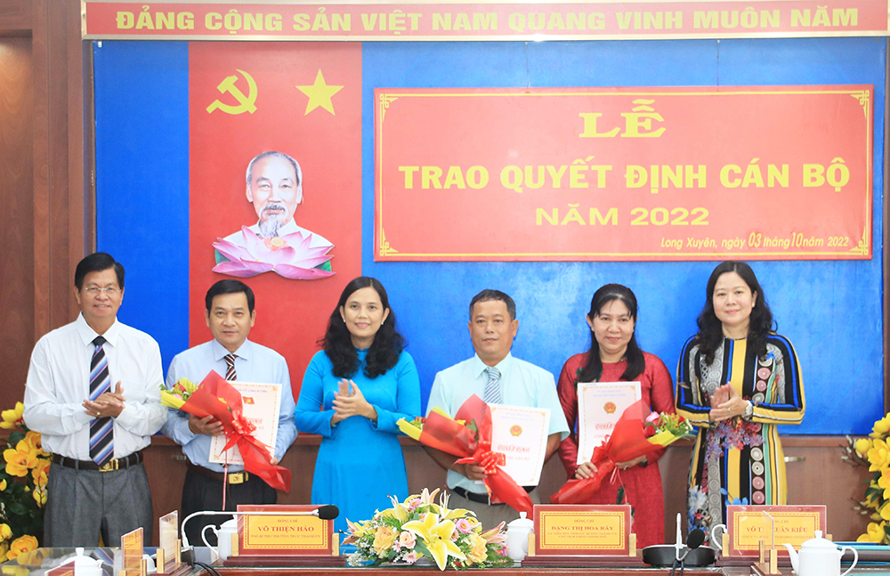 Thành ủy, UBND Long Xuyên trao quyết định cán bộ năm 2022