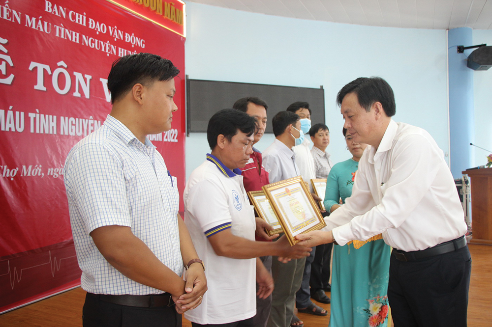 Nhân dân Chợ Mới tích cực tham gia hiến máu nhân đạo