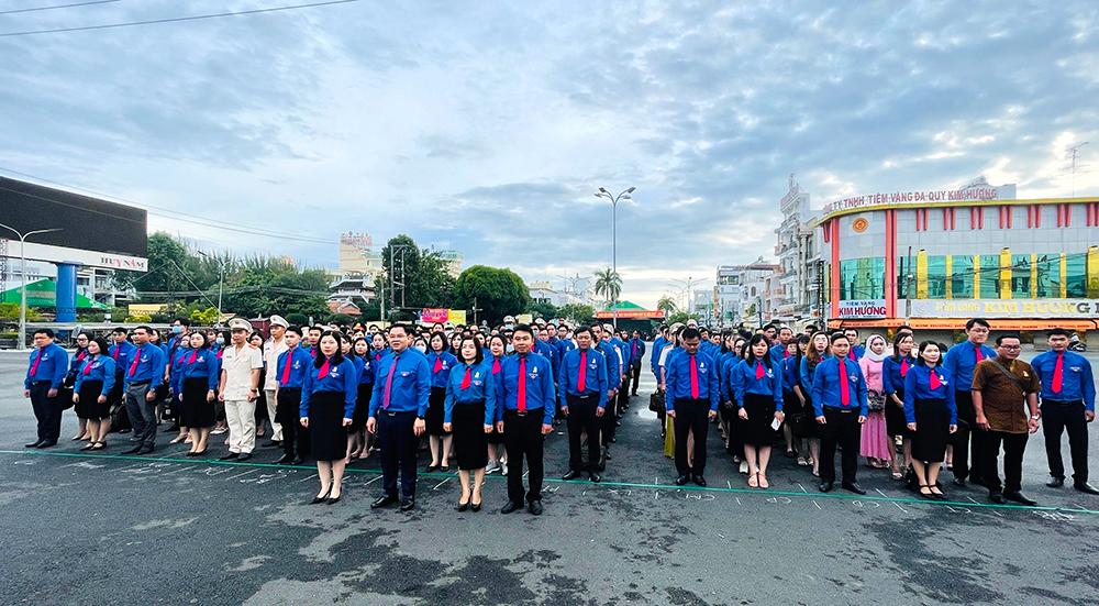 222 đoàn viên dâng hoa, báo công tại tượng đài Bác Tôn