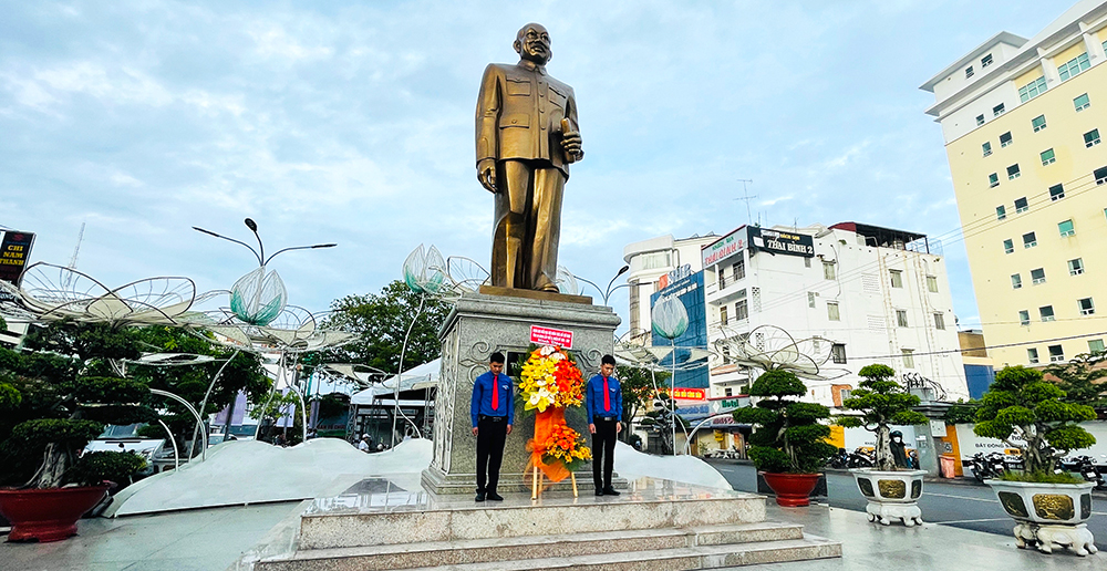 222 đoàn viên dâng hoa, báo công tại tượng đài Bác Tôn
