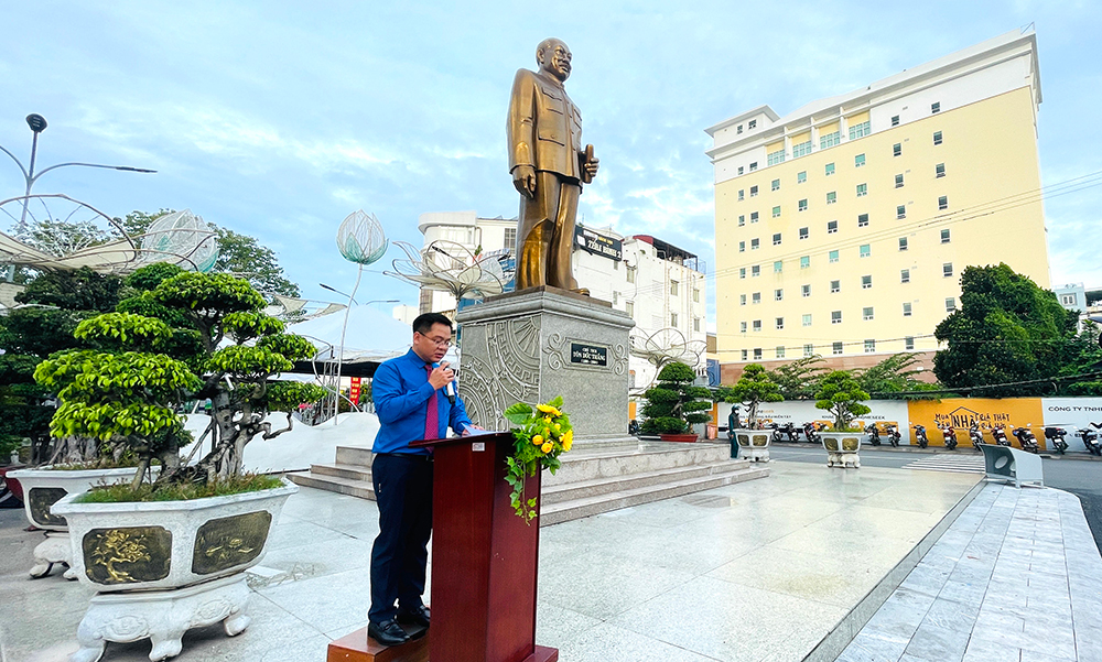 222 đoàn viên dâng hoa, báo công tại tượng đài Bác Tôn