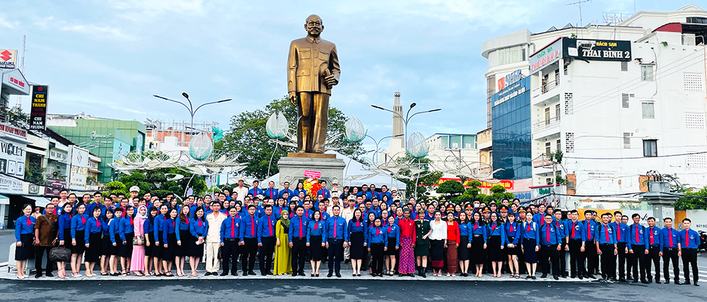 222 đoàn viên dâng hoa, báo công tại tượng đài Bác Tôn