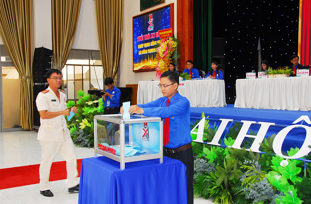 Bầu 36 ủy viên vào Ban Chấp hành Đoàn TNCS Hồ Chí Minh tỉnh An Giang khóa XI