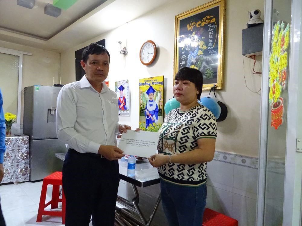 Công đoàn Tổng Công ty Điện lực miền Nam thăm gia đình đoàn viên bị mất do COVID-19
