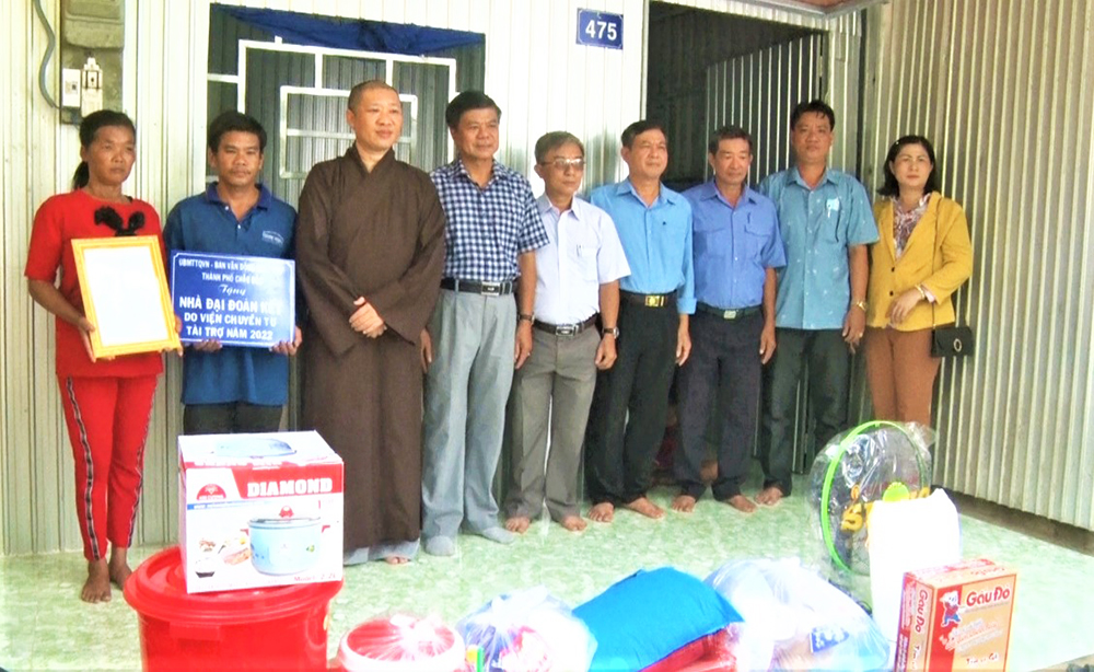 UBMTTQVN TP. Châu Đốc trao tặng 3 căn nhà Đại đoàn kết