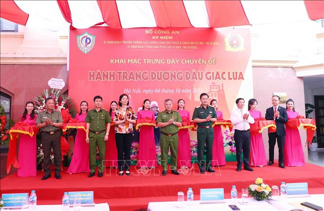 Khai mạc triển lãm "Hành trang đương đầu giặc lửa"
