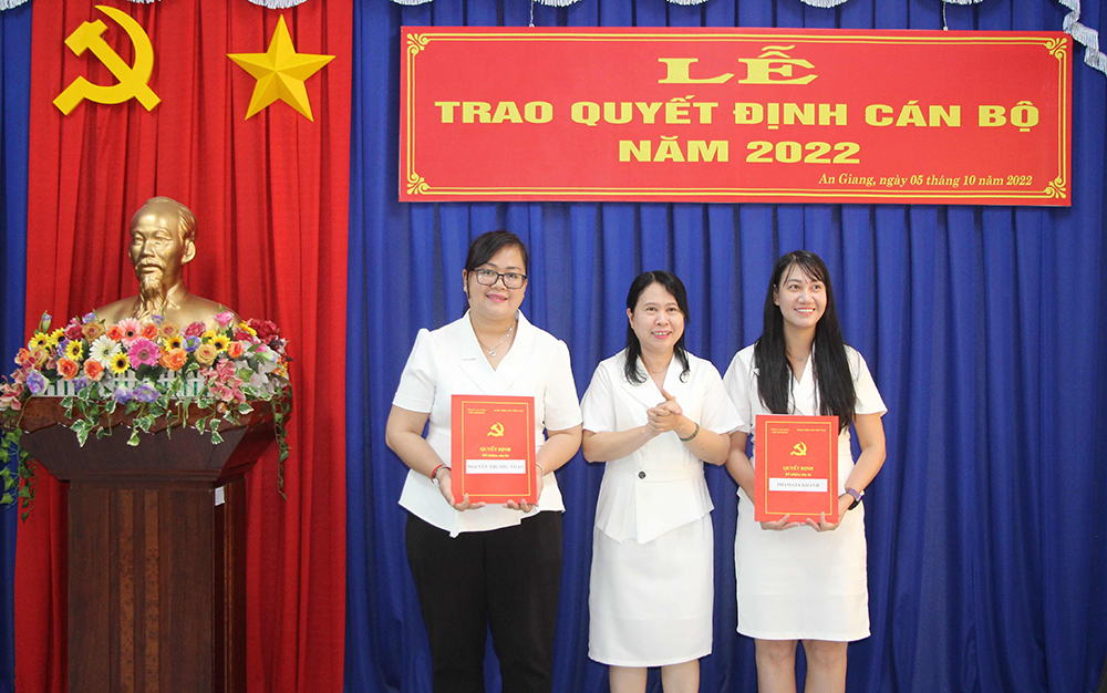 Báo An Giang trao quyết định bổ nhiệm lại 2 cán bộ