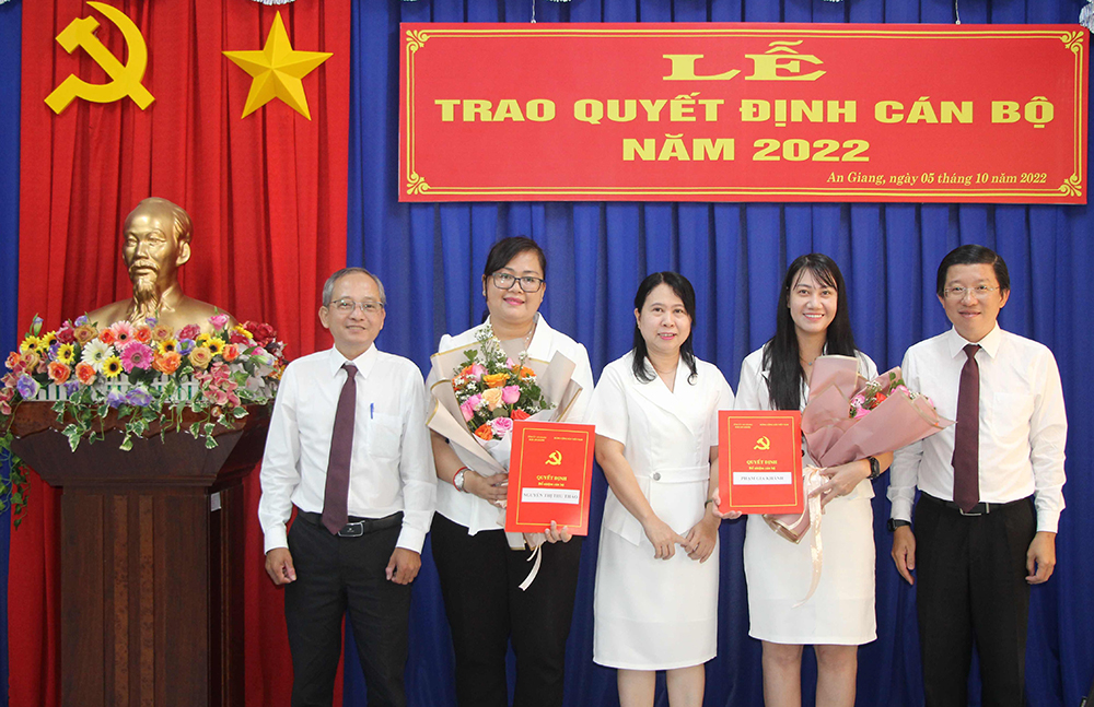 Báo An Giang trao quyết định bổ nhiệm lại 2 cán bộ